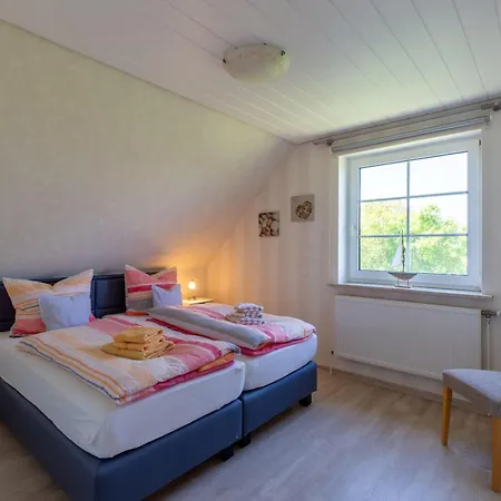 Апартаменты Hus-pellworm-2-ferienwohnung-meereswelle